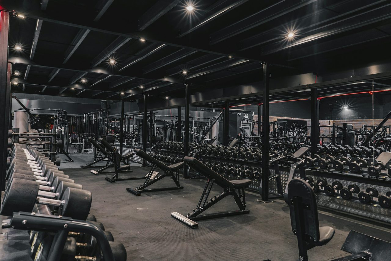 Área de musculação da Alves Gym com equipamentos modernos